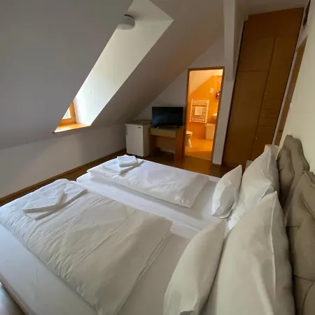 Yacht Club Szálloda 3*