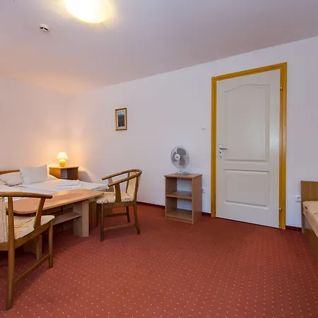 Szálloda Yacht Club 3*