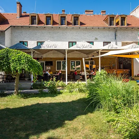 Yacht Club Szálloda 3*