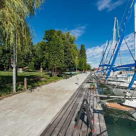 Szálloda Yacht Club 3*